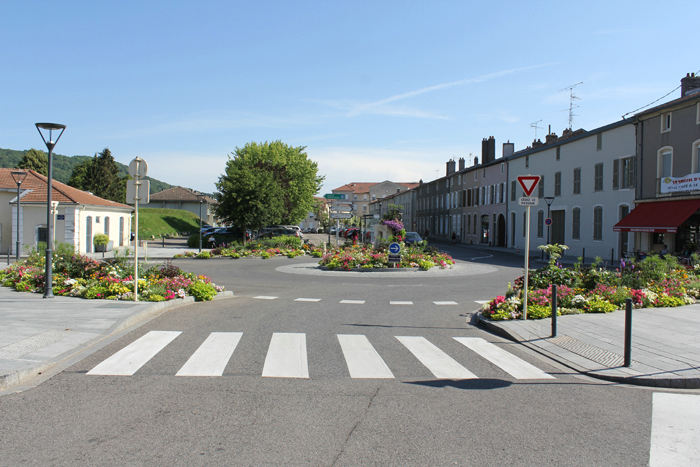 En af rundkørslerne inde i den gamle bydel af Toul. Flot pyntet med masser af blomster. Det må kræve daglig vanding; vi havde omkring 35 grader.