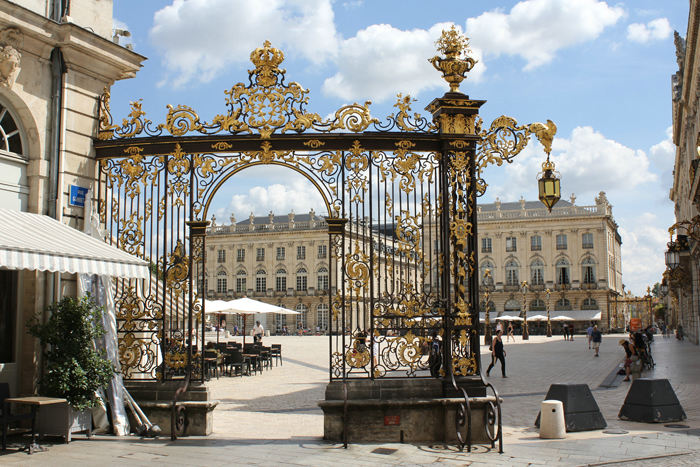 En af de forgyldte porte ind til Place Stanislas i Nancy. Det er en rigtig flot plads omgivet af flotte bygninger og masser af forgyldte ting. 