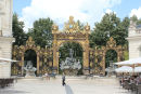 En af udsmykningerne i det NV-lige hjørne af Place Stanislas i Nancy.