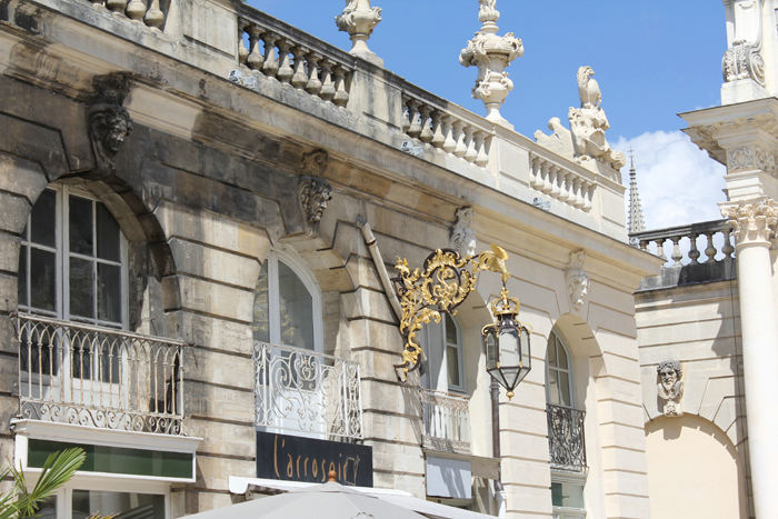 De var ikke helt færdige med at renovere bygningerne rundt om Place Stanislas i Nancy. Man kan tydeligt se, hvor langt de er nået.