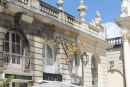 De var ikke helt færdige med at renovere bygningerne rundt om Place Stanislas i Nancy. Man kan tydeligt se, hvor langt de er nået.