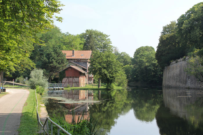Canal de Jouy, der støder til Mosel i Metz. Kanalen løber ud i søen Plan d´Eau, hvor marinaen i Metz ligger.  
