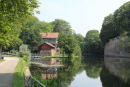 Canal de Jouy, der støder til Mosel i Metz. Kanalen løber ud i søen Plan d´Eau, hvor marinaen i Metz ligger.  