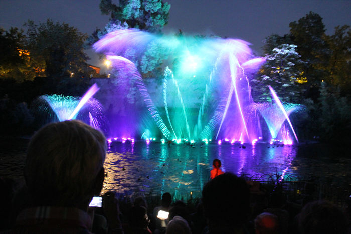 I parken lige bag marinaen i Metz er der hver aften et par forestillinger, hvor de viser et rigtig flot lysshow med tilhørende musik. Det var lidt af et tilløbsstykke. 