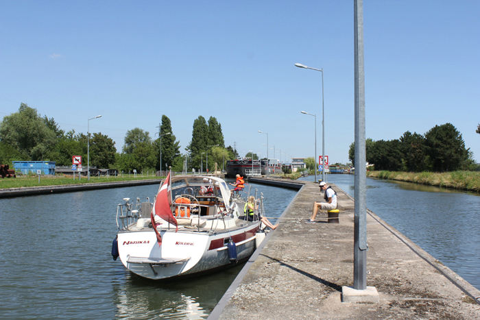 Vi fik lidt ventetid ved sluserne på Mosel. Her venter vi på, at en flodpram bliver sluset op. Det er ved slusen Talange pk. 283,4 på den franske del af Mosel.