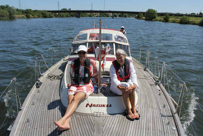 På vej ned ad den franske del af Mosel nyder Maiken og skipperinden det flotte vejr på dækket af Nausikaa.