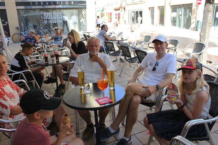 Besætningen nyder en forfriskning på torvet i Thionville. Vi havde en lidt speciel oplevelse her, idet alle restauranter var optaget eller lukket, så vi måtte nøjes med det, vi havde i båden.