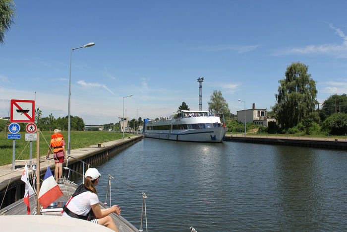 Vi måtte atter vente på at en båd, denne gang en udflugtsbåd, blev sluset op. Det er ved sluse Apach, der danner grænsen mellem Frankrig, Tyskland og Luxembourg.