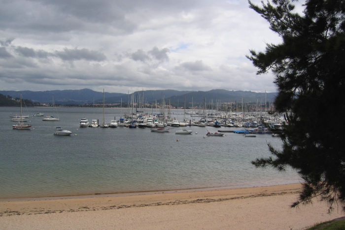Havnen og ankerpladsen i Baiona set ude fra Monte Boi. Vi lå i marinaen længst væk. Broerne i forgrunden tilhører Club de Yates Monterreal. 