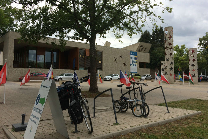 Det blev til et besøg på museet i Schengen, hvor Schengen-aftalen blev underskrevet. Schengen ligger på grænsen mellem Luxembourg, Tyskland og Frankrig i Luxembourg. Det var i cykleafstand fra Schwebsange. 
