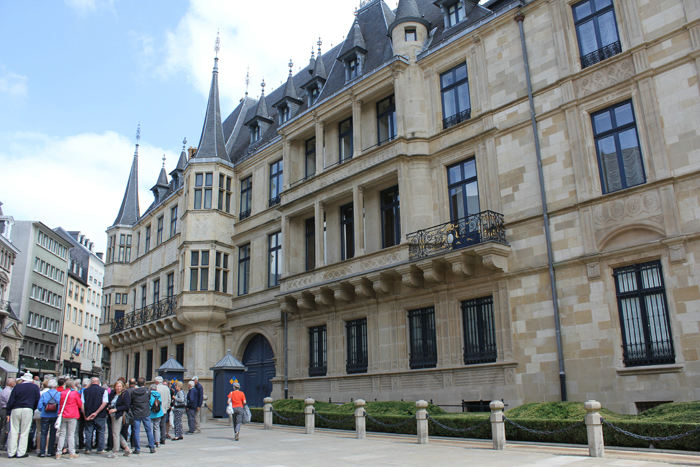 Nu, vi var i Luxembourg, benyttede vi lejligheden til at tage en bus ind til hovedstaden Luxembourg. Her ses fyrstepaladset. Publikum havde ikke adgang til paladset, så vi måtte nøjes med at se det ude fra.