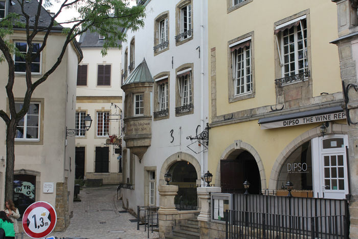 En af de små smalle gader i den gamle del af Luxembourg by.