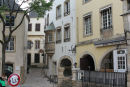 En af de små smalle gader i den gamle del af Luxembourg by.