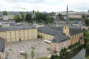 Udsigten oppe fra Castle Bridge (den gamle bydel af Luxembourg) og ned over bydelen Grund. 