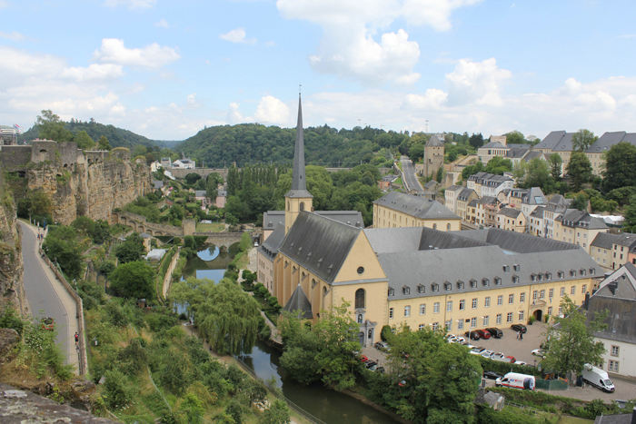 Bydelen Grund i Luxembourg by, set oppe fra den gamle bydel.