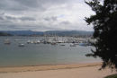 Havnen og ankerpladsen i Baiona set ude fra Monte Boi. Vi lå i marinaen længst væk. Broerne i forgrunden tilhører Club de Yates Monterreal. 