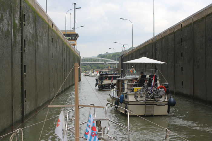 Indtil vi nåede Mosel, mødte vi ikke mange både - på Mosel var der en hel del, men der var alligevel god plads i sluserne. Her forlader vi slusen i Grevenmacher.