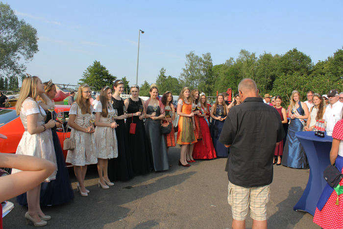 Der blev afholdt vinfestival i Konz, mens vi var der, og det hele startede ude i lystbådehavnen, hvor vi lå. Dronninger og prinsesser fra de forskellige vinhuse blev budt velkommen.