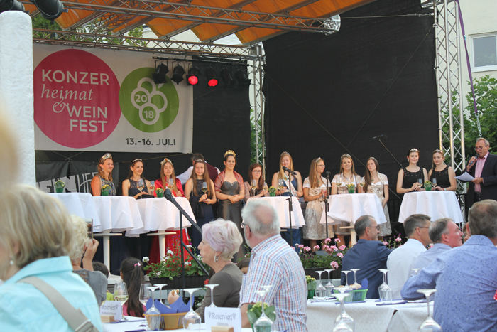 Vinfesten i Konz. Dronningerne og prinsesserne fra de forskellige vinhuse er ankommet til festpladsen, og diverse taler og festligheder kunne gå i gang.