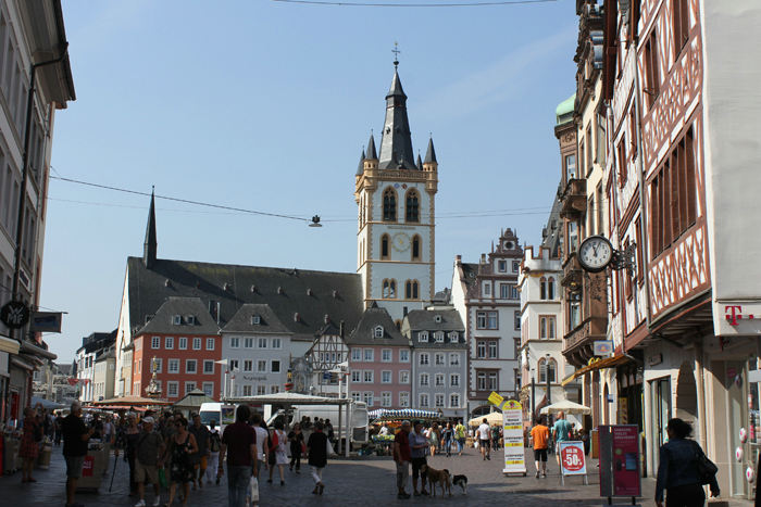 Hauptmarkt i Trier med de flotte gamle bygninger og kirken St. Gangolf. Det er centrum i den gamle bydel. 