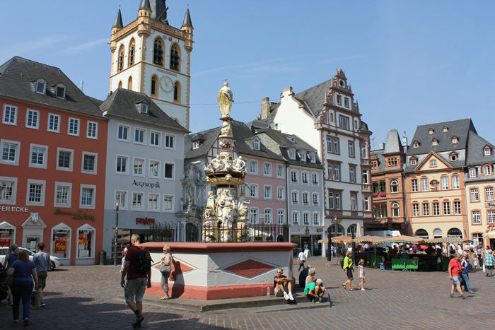 På Hauptmarkt i Trier står St. Peter’s flotte fontæne fra 1595. St. Peter er byens skytshelgen. 