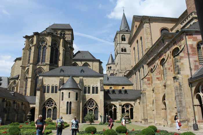 Klosteret og klostergården, der ligger i forbindelse med Domkirken i Trier.