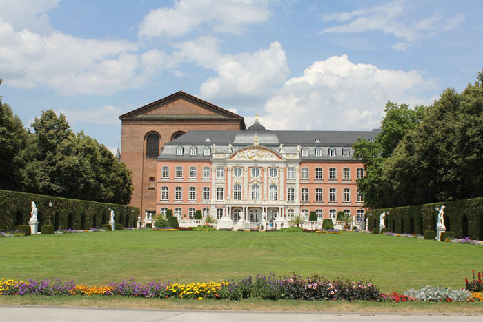 Rokokopalæet Kurfürstliches Palatz i Trier. Johannes Seiz stod for opførelsen, og paladset stod færdigt i 1761.