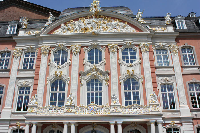Nærbillede af Kurfürstliches Palatz i Trier med alle statuerne og den flotte udsmykning.