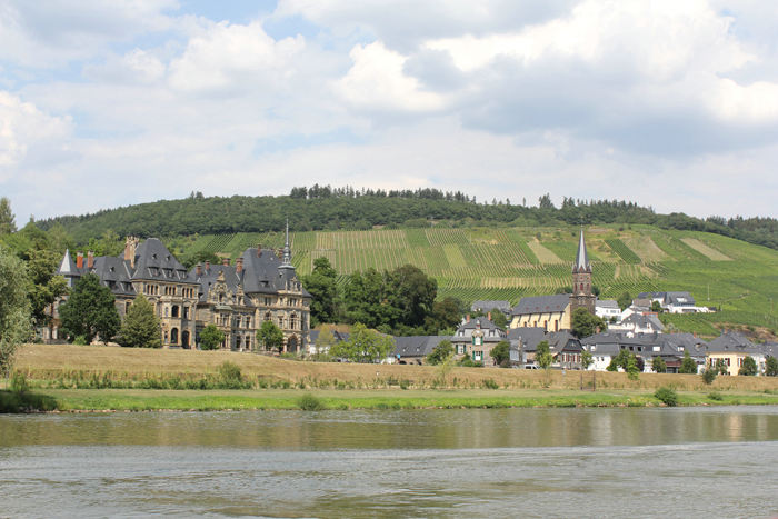 Byen Lieser på Mosel. Bygningen til venstre er Schloss Lieser.