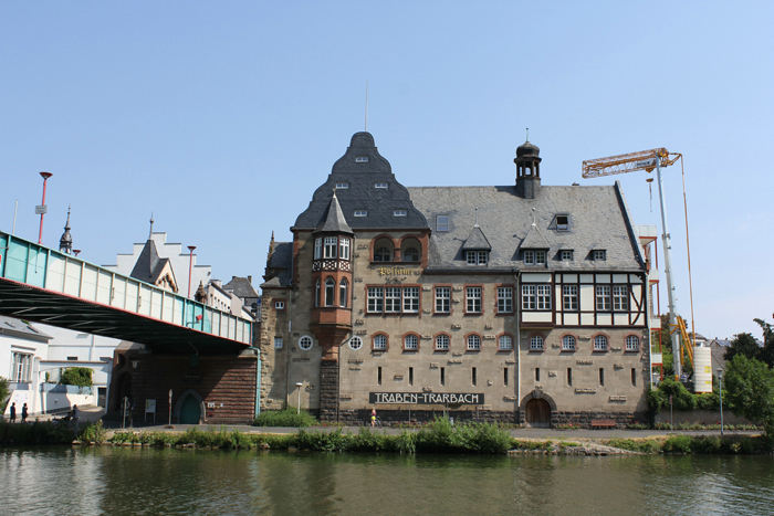 Vi sejlede forbi byerne Traben og Trarbach, de ligger på hver side af floden, uden at gøre holdt. Der ligger så mange flotte byer langs Mosel. Vi havde ikke tid til at besøge dem alle.
