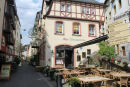En af de smalle gader i Zell am Mosel. Vinhusene ligger side om side, og man kan smage på vinen, før man køber. Det er her fra, den berømte moselvin Schwarze Katz stammer. 