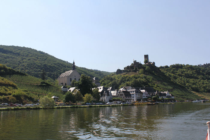 Byen Beilstein ved Mosel. På toppen af bakken ses ruinerne af borgen Metternich.