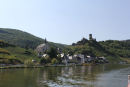 Byen Beilstein ved Mosel. På toppen af bakken ses ruinerne af borgen Metternich.