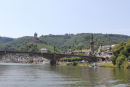 Cochem med den gamle bro og i baggrunden den imponerende Reichsburg fæstning. Der var desværre ikke dybt nok til, at vi kunne gå ind i deres havn, så vi fortsatte.