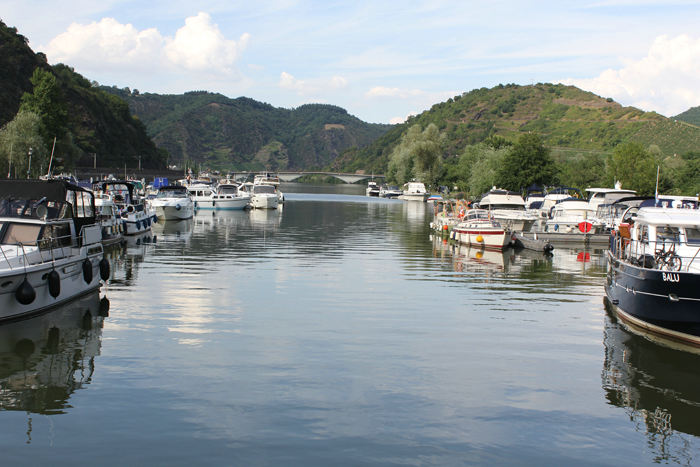 Nausikaa fortøjet i Mosel-Boating-Center i byen Treis-Karden. Bag os ligger s/y Ingrid fra København med Betina, Dennis og lille Alberte.