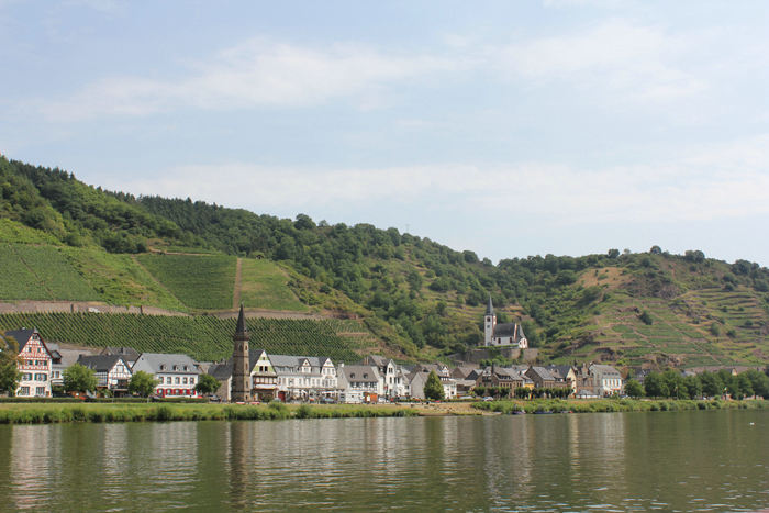 Hatzenport, endnu en af de fine byer langs Mosel. Som de fleste byer langs Mosel er den omgivet af vinmarker.