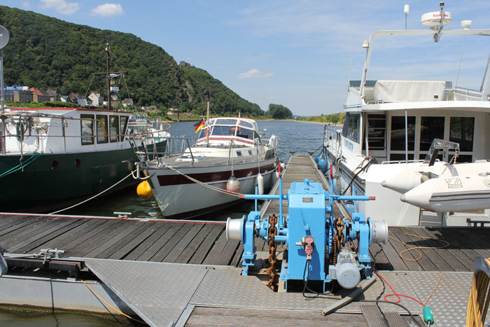 Vandstanden i Rhein varierer meget. I Brohl marina har de installeret kraftige spil til at justere kæderne, der holder broerne på plads.