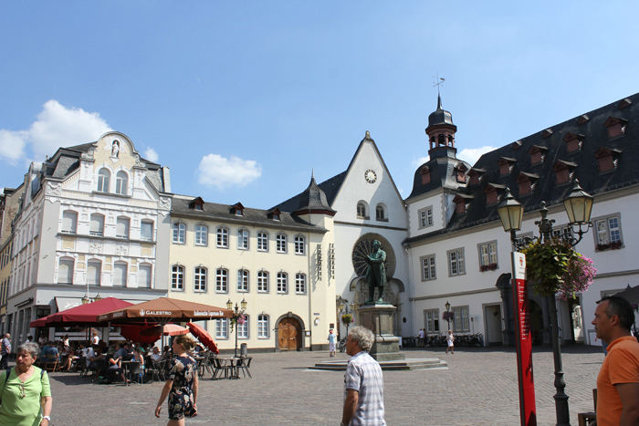 Vi tog toget fra Brohl til Koblenz, da der ikke var vand nok til, at vi kunne lægge til i Koblenz. Koblenz er en fin gammel by. Her torvet i den gamle bydel.