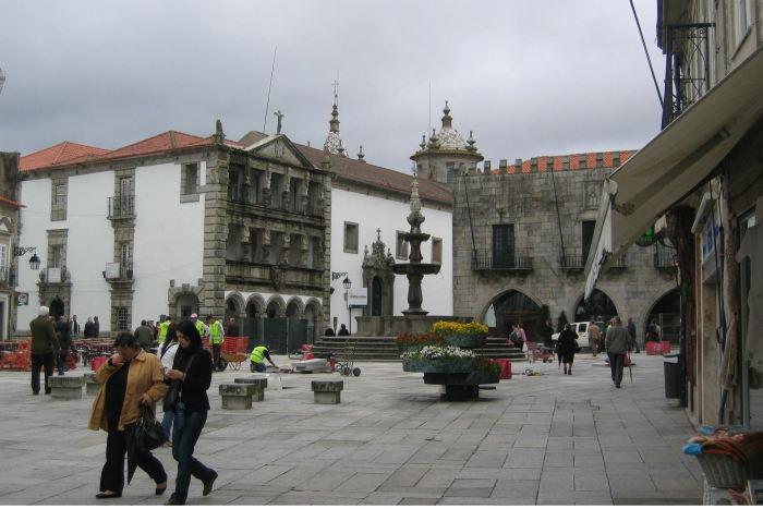 Første stop i Portugal blev Viana do Castelo, som er en charmerende gammel by. Her et billede fra den flotte plads – Prava da Republic. 