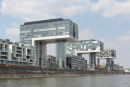 Havnefronten i Köln. Der er bygget kæmpestore huse, der skulle ligne store kraner. Det var både lejligheder og kontorlokaler. På den anden side af dem ligger havnen.