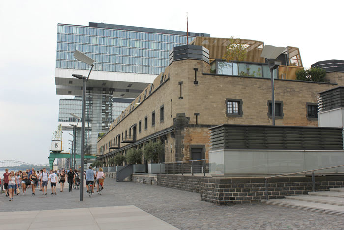 Havnefronten i Köln. De gamle havneterminaler er blevet restaureret, og der er indrettet restauranter, lejligheder og kontorer i bygningerne. De gamle kraner står som pynt.