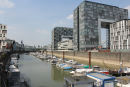 Lystbådehavnen i Köln set oppe fra trappen oven for havnekontoret. Det er en meget lang og smal havn, der ligger godt beskyttet af meget høje moler.