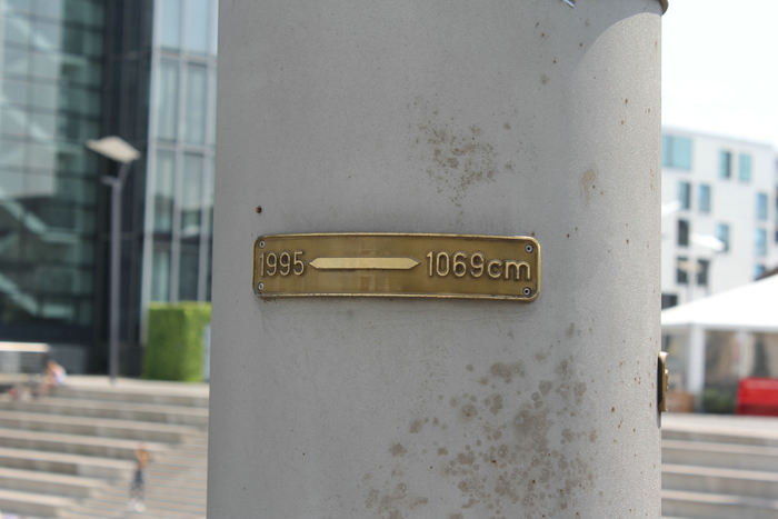 Vandstandsmærket i Köln. I 1995 stod vandet 1069 cm over normal vandstand og ca. 2 meter over de høje moler. Store dele af byen må have været oversvømmet. 