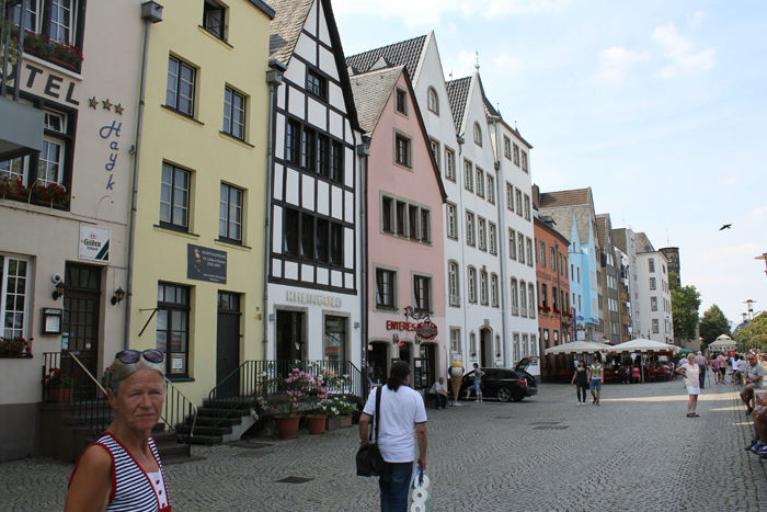 Den gamle havnefront i Köln. De gamle gavlhuse er nu indrettet til restauranter og forretninger. 