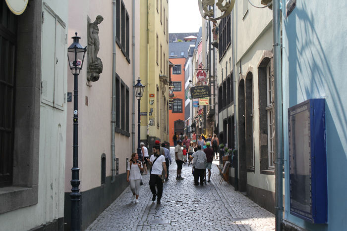 En af de smalle gader i den gamle bydel af Köln. Der manglede ikke værtshuse.