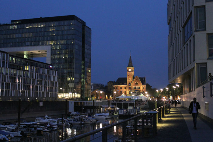 Aftenbillede af havnen i Köln.