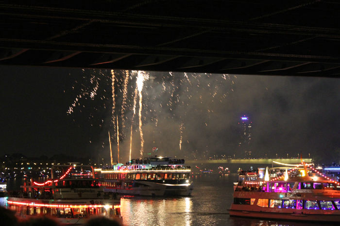 Kölner Lichter skulle være Tysklands største fyrværkeri. Nogle fortalte os, at der kom ca. 1 mil. besøgende for at se det. Det var umuligt at komme frem, så vi måtte acceptere at stå under en bro.