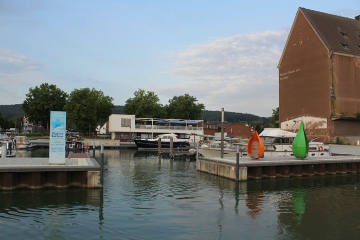 Den nye marina i Bad Essen. Den lyse bygning i midten er servicebygningen med alle faciliteter. Flotte faciliteter. 