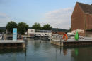Den nye marina i Bad Essen. Den lyse bygning i midten er servicebygningen med alle faciliteter. Flotte faciliteter. 