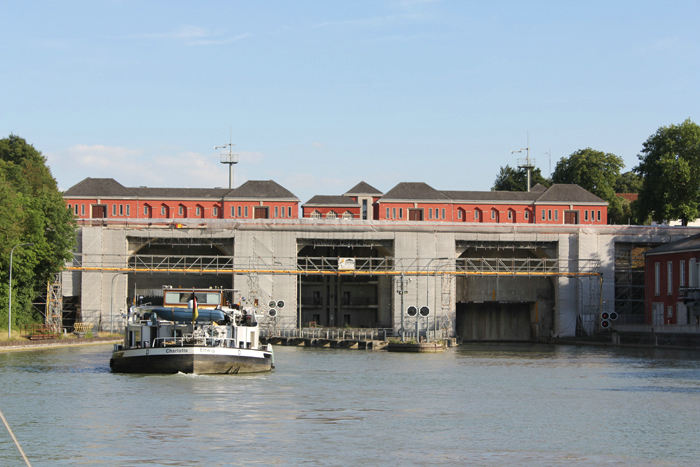 Slusen Anderten på Mittellandkanalen. Et kæmpe sluseanlæg, hvor vi blev hævet 14,7 meter. Det er en af de sluser, hvor man kan komme til at vente længe, men vi var heldige og sejlede lige ind.